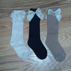 Girls   3 pk knee high socks with bow accent on side Sz M ( shoe sz  4-8.5) NEW